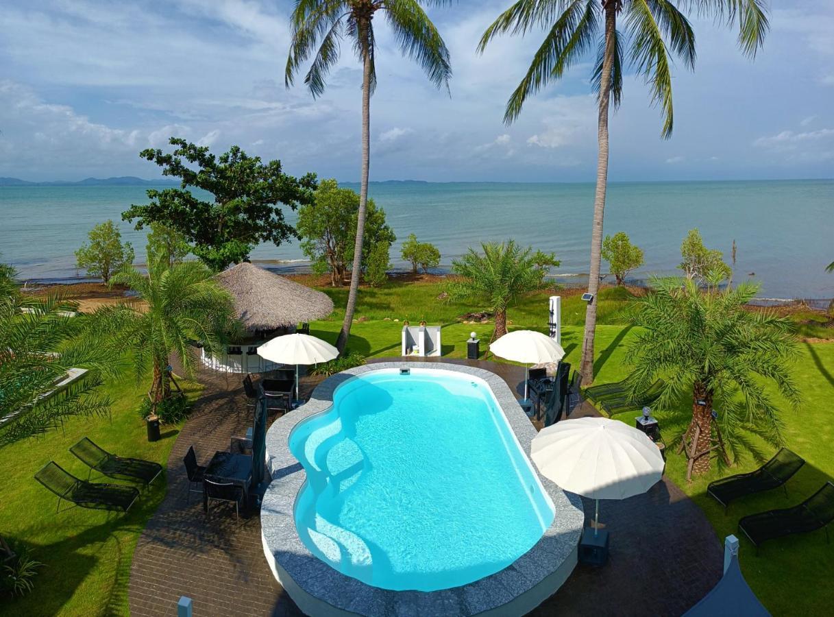Apartamento Beachfront Pool And