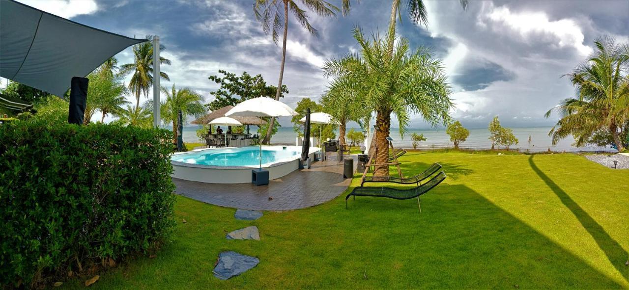 Beachfront Pool And Apartamento