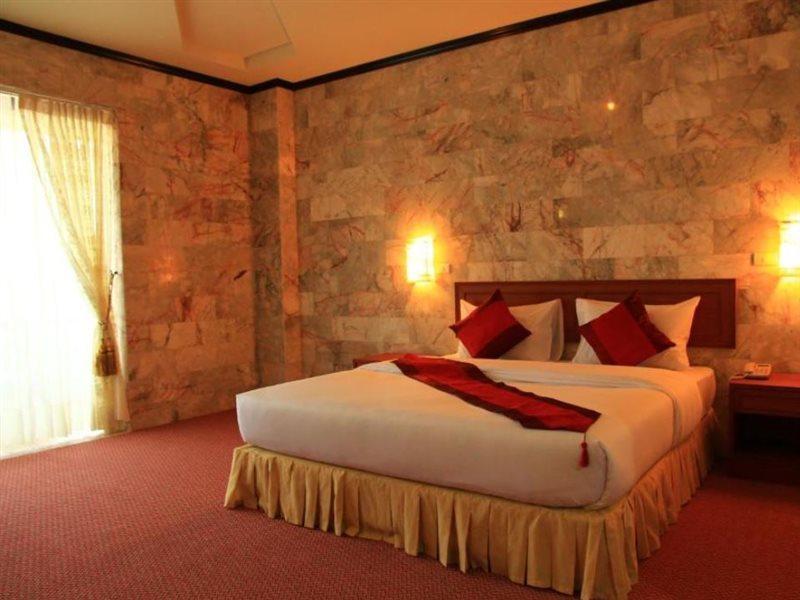Golden Dragon Hotel Sing Buri
