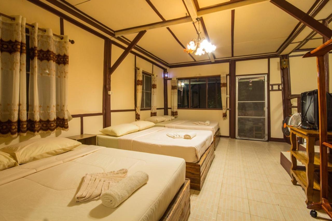 บ้านสวนศรเพชร Guest house