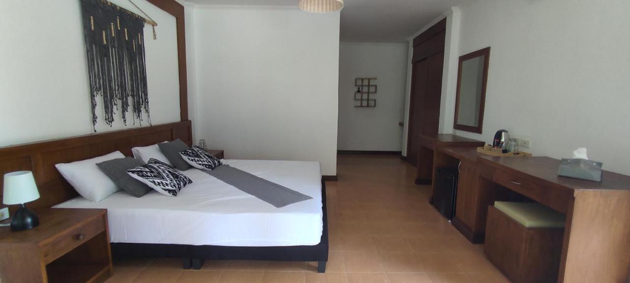 Red Pearl Hotel