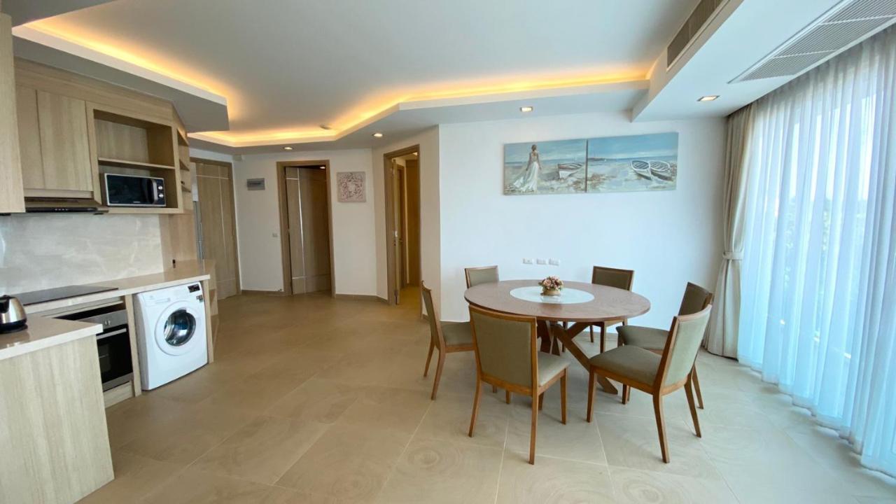 Paradise Ocean View Front In Pattaya Apartment