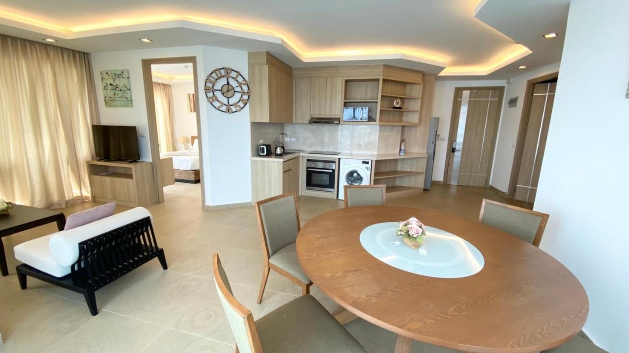 Paradise Ocean View Front In Pattaya Apartment