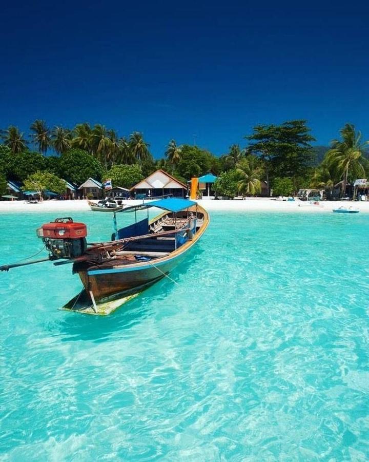 Daya Beach, Local * Koh Lipe