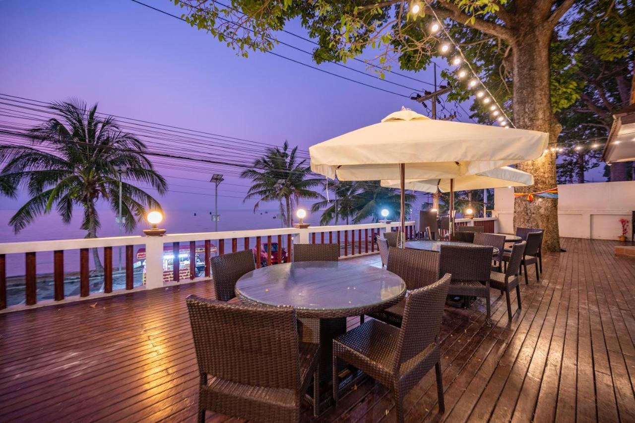 Rimlay Beachfront Pool Villa Sattahip
