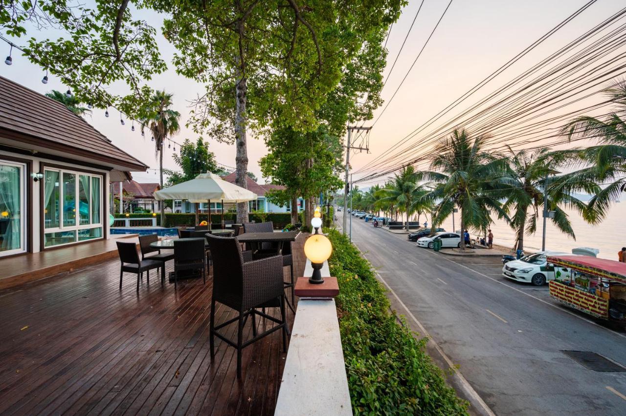 Rimlay Beachfront Pool Villa Sattahip