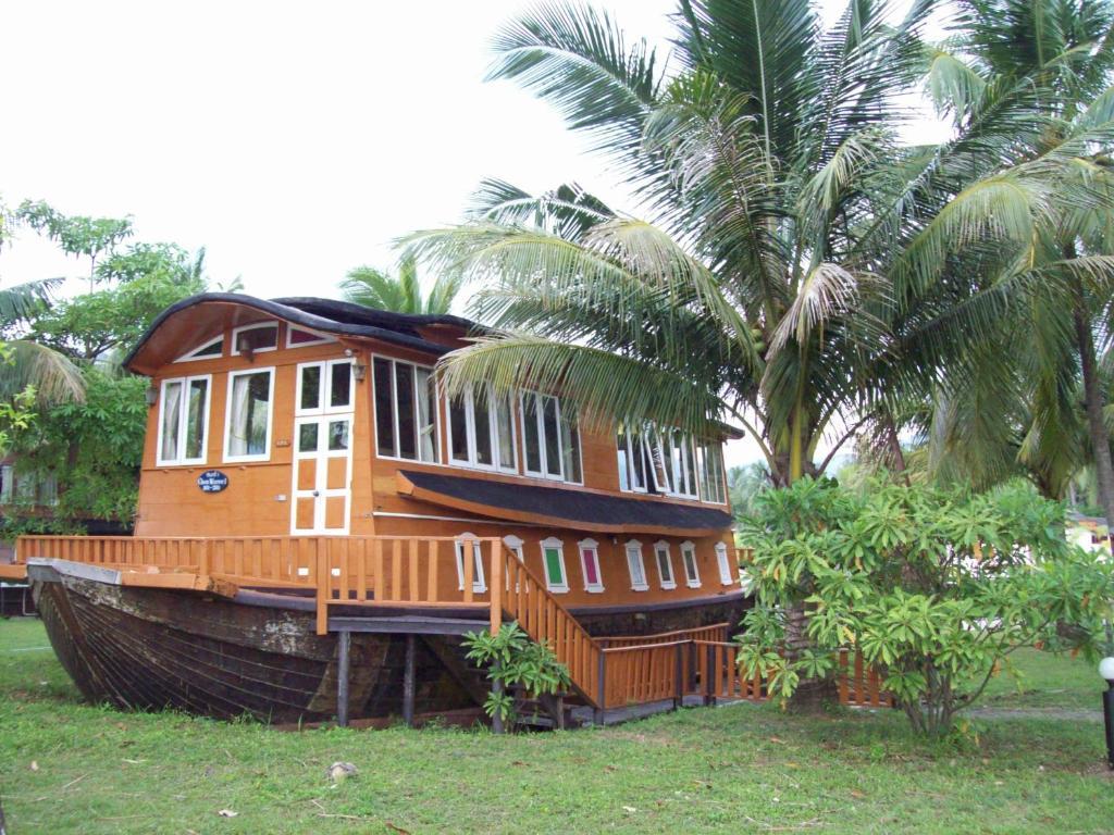 Aunchaleena Front Resort, Koh Chang 3* Bang Bao Beach