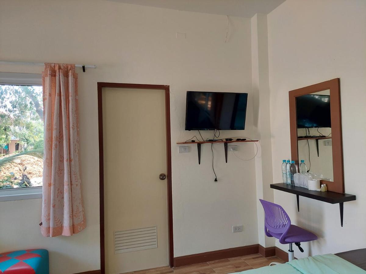 Resort แสงหิรัญ บีช *
