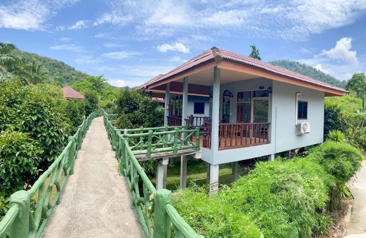 Khao Sok Jungle Huts Resort 3*