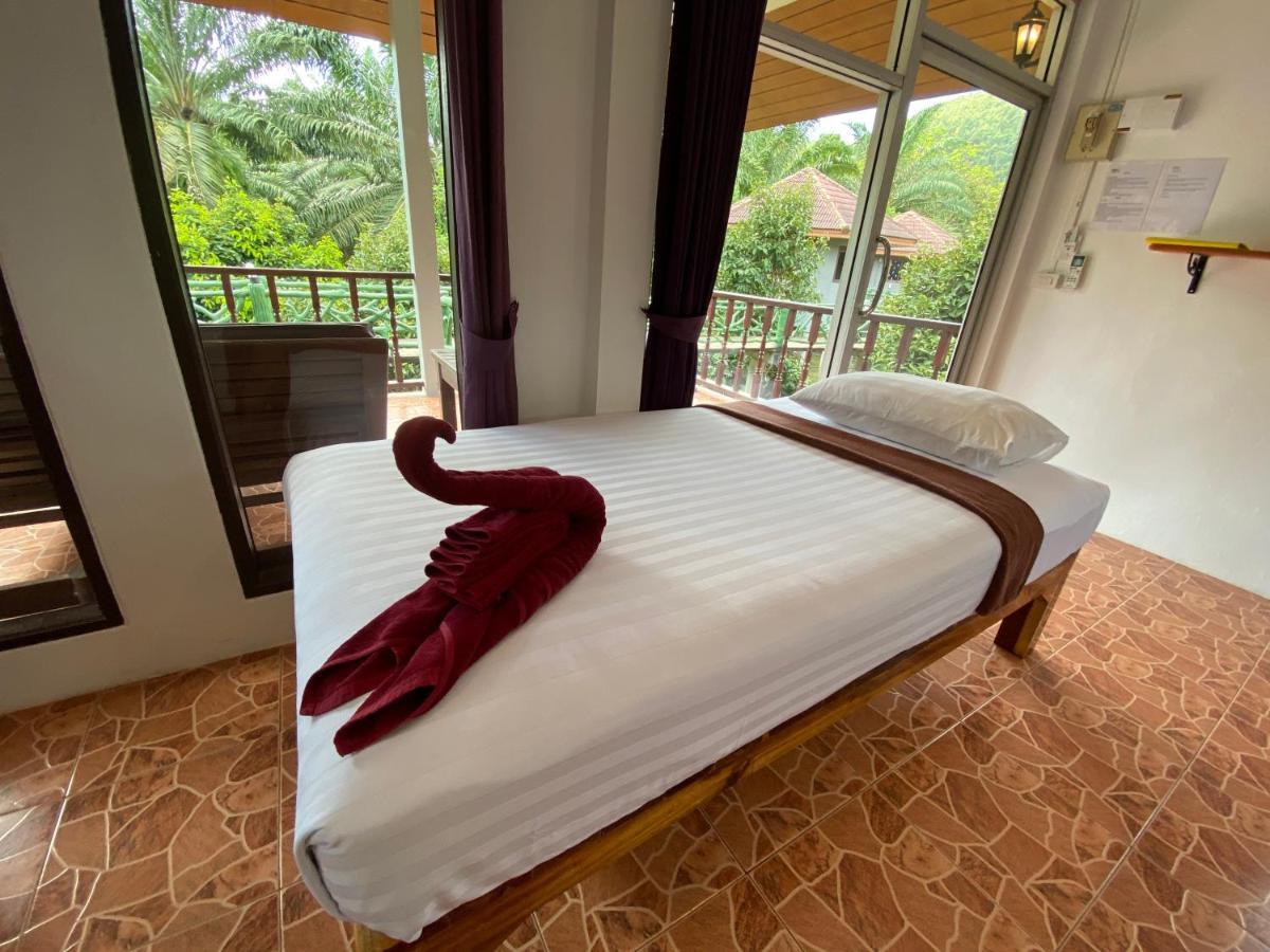 Khao Sok Jungle Huts Resort