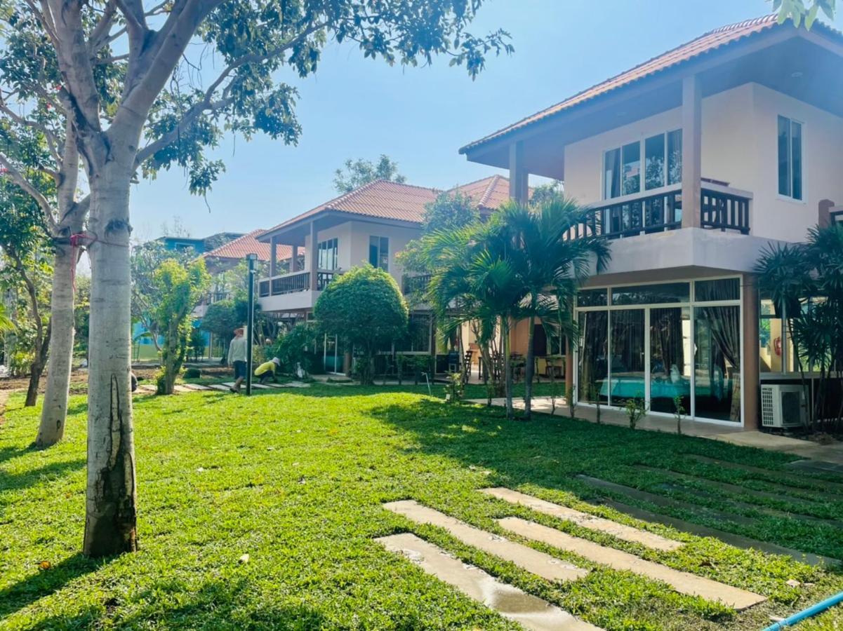 แสงหิรัญ บีช Resort Pran Buri