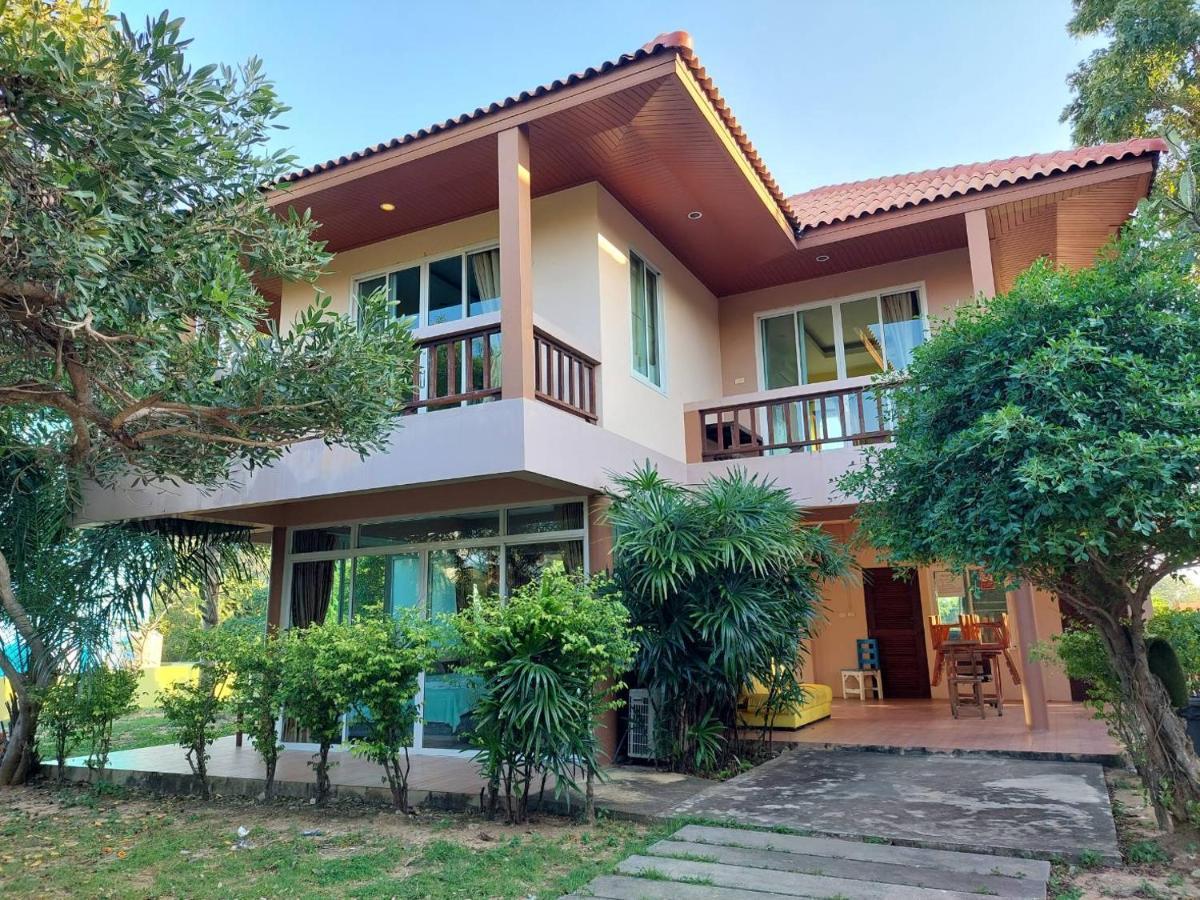 แสงหิรัญ บีช Resort *