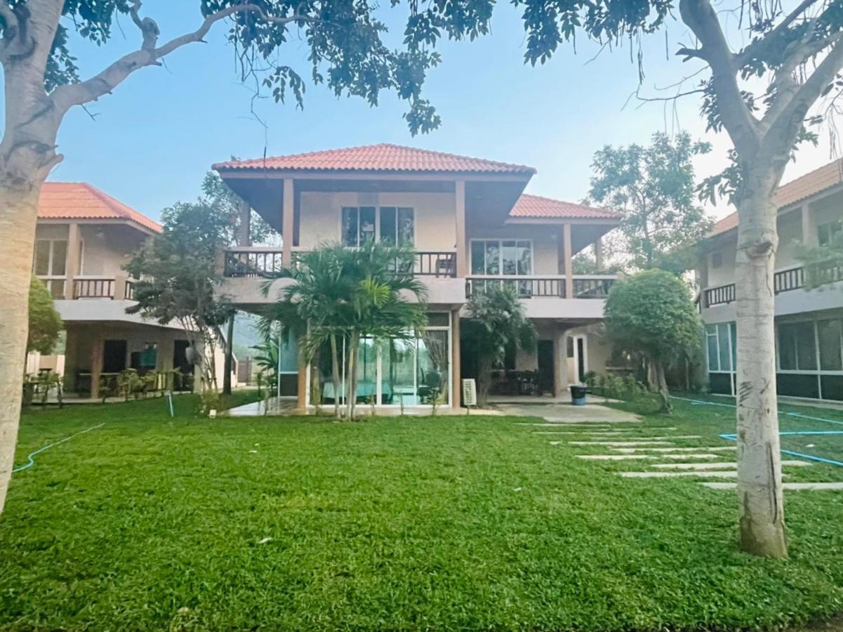 Resort แสงหิรัญ บีช Pran Buri