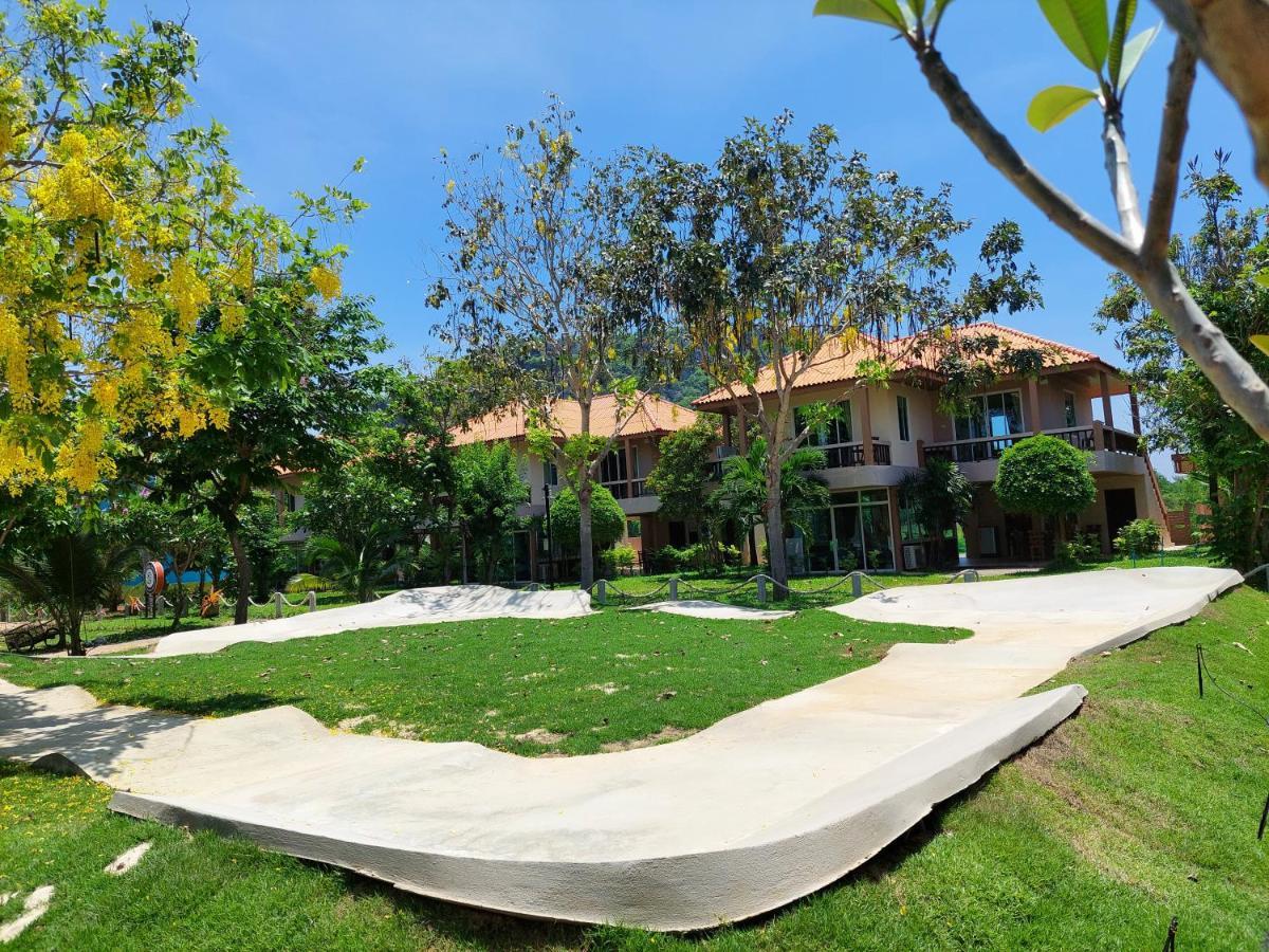 แสงหิรัญ บีช Resort
