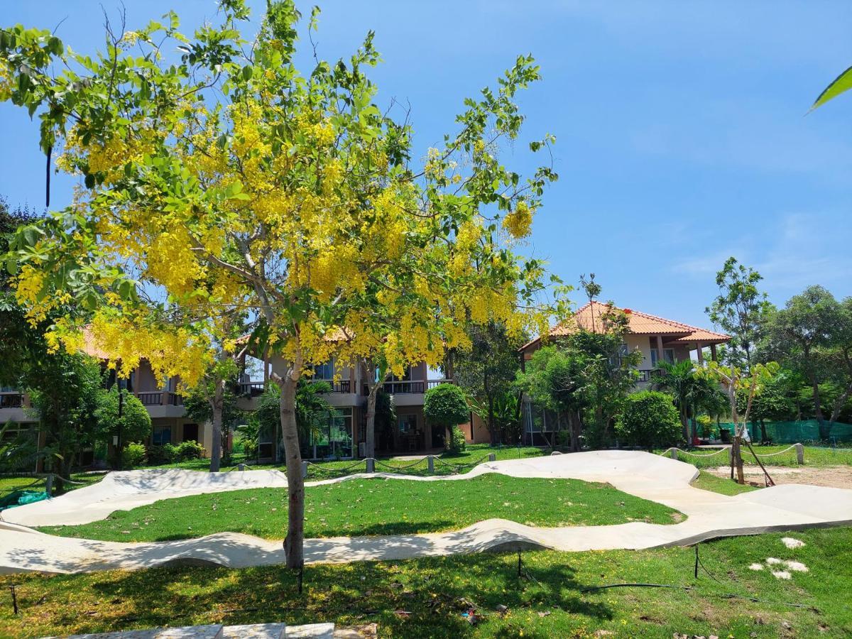 Resort แสงหิรัญ บีช *