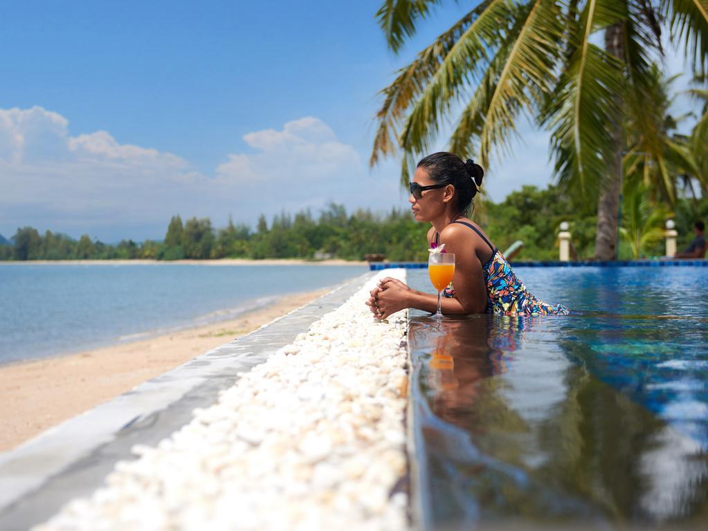 Hotel Sara Beachfront Boutique Pathiu