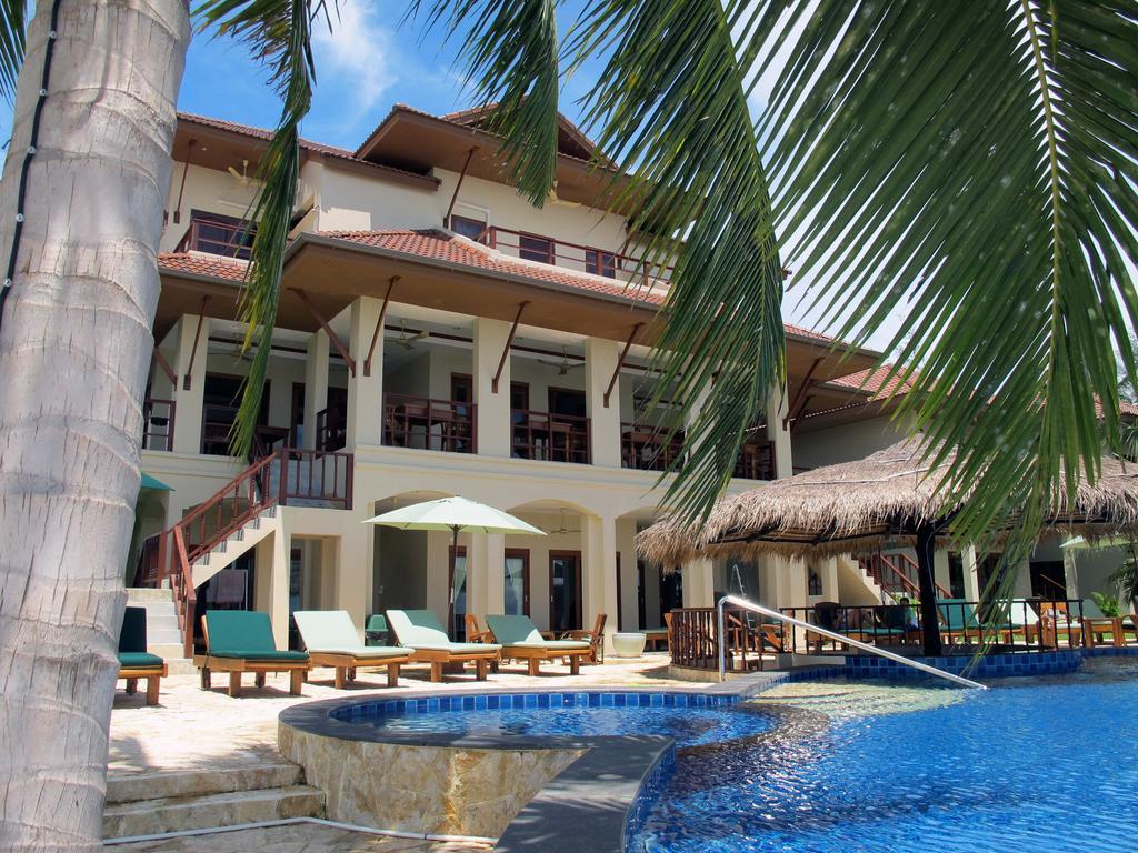 Sara Beachfront Boutique Hotel 4*