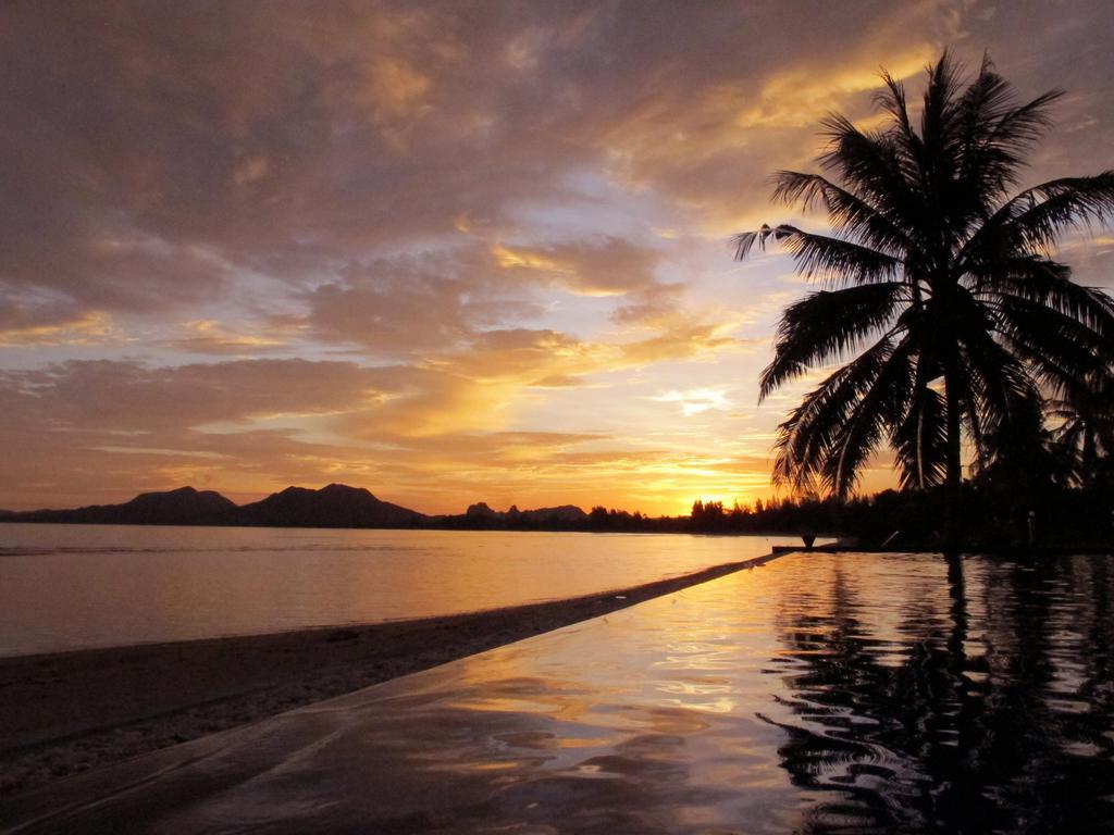 Hotel Sara Beachfront Boutique Pathiu