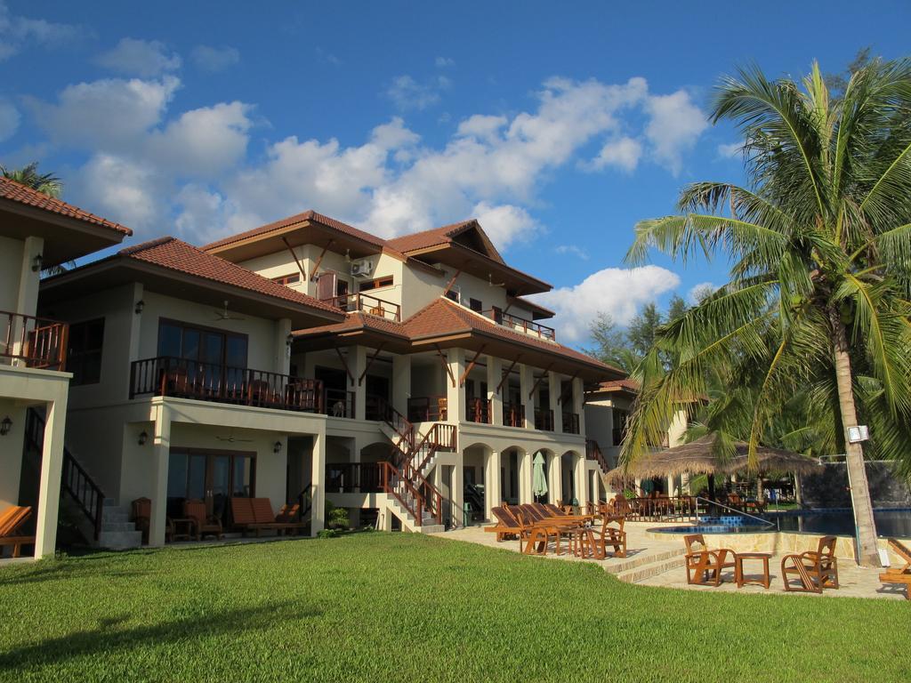 Hotel Sara Beachfront Boutique Pathiu