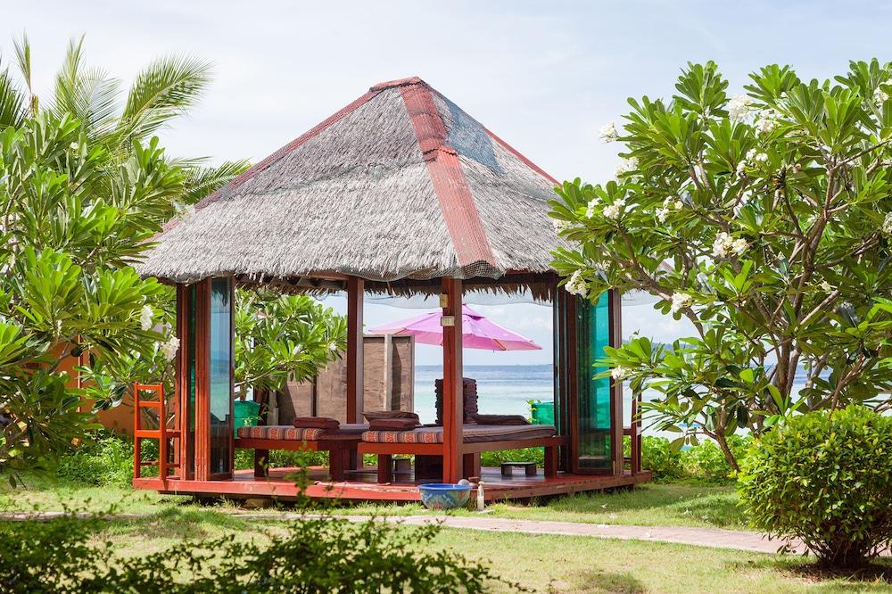 Phi Phi Erawan Palms Hotel 3*
