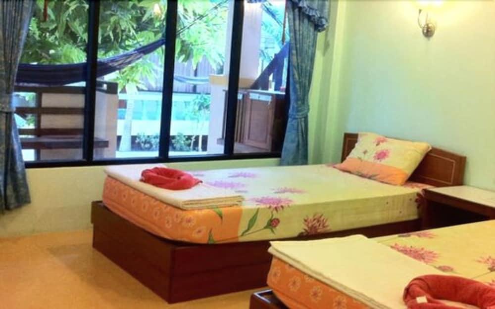 Black & White Resort Haad Rin