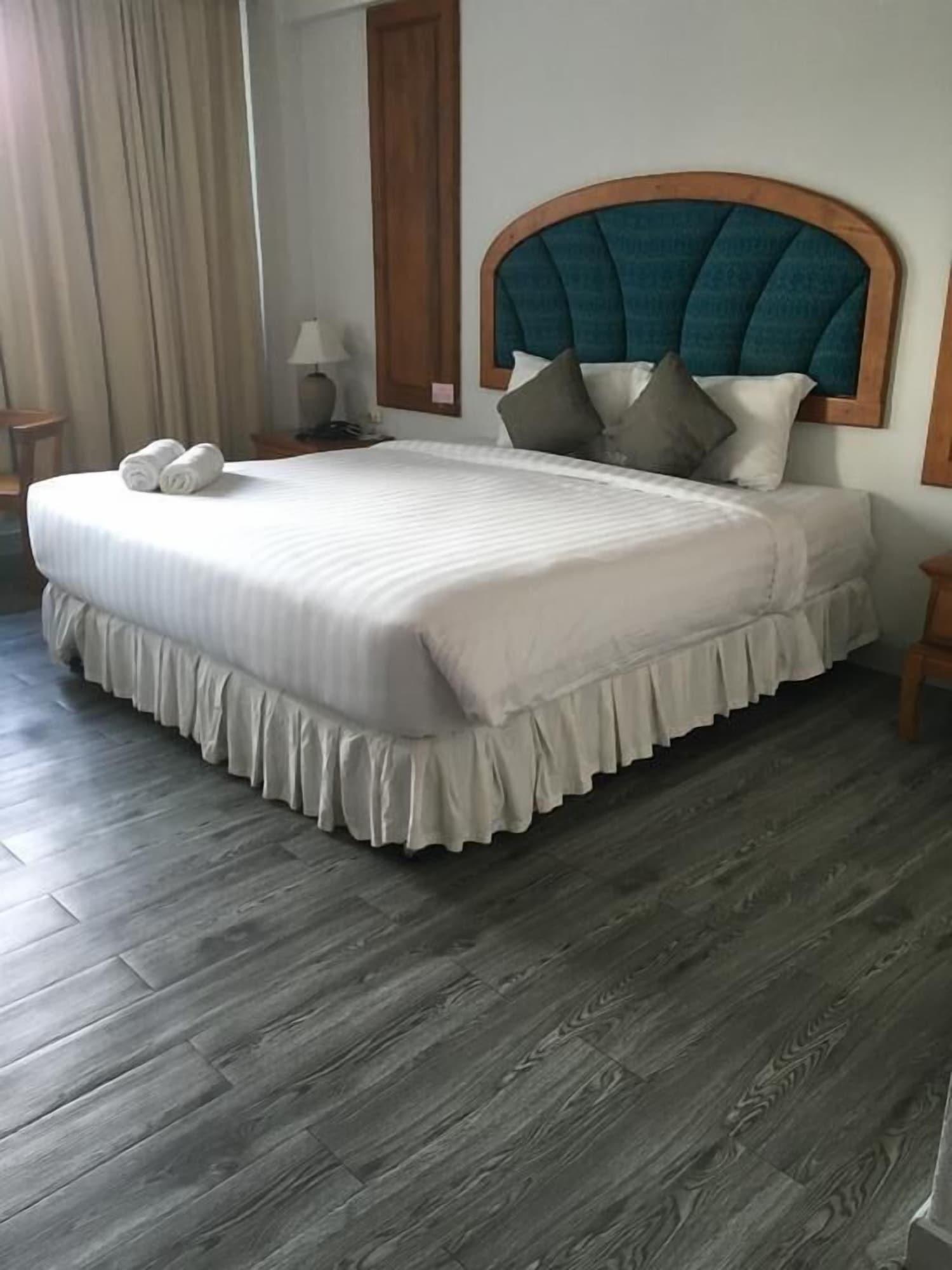 Thepnakorn Hotel 3*