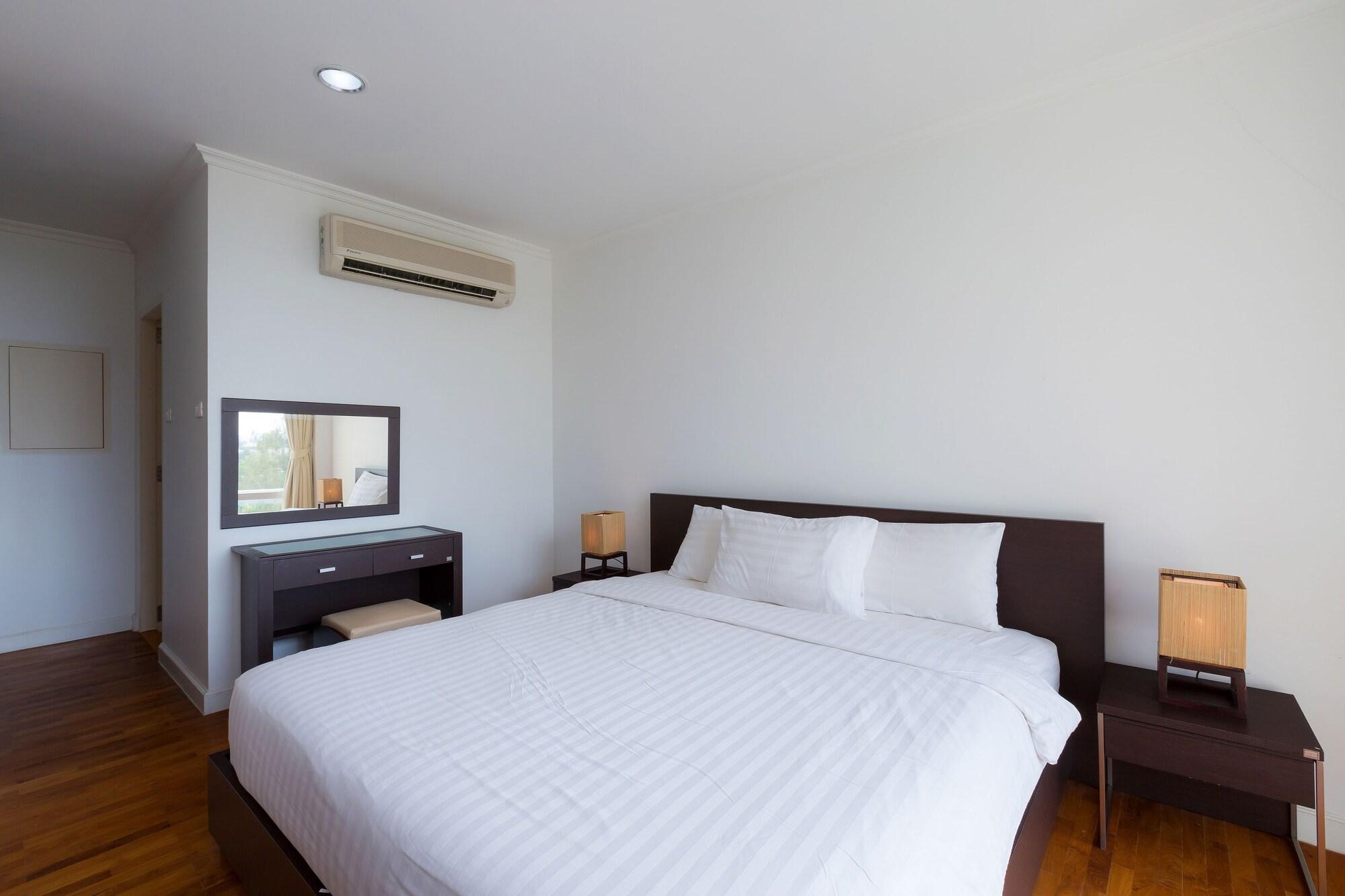 Baan Sanploen Beachfront Apartment