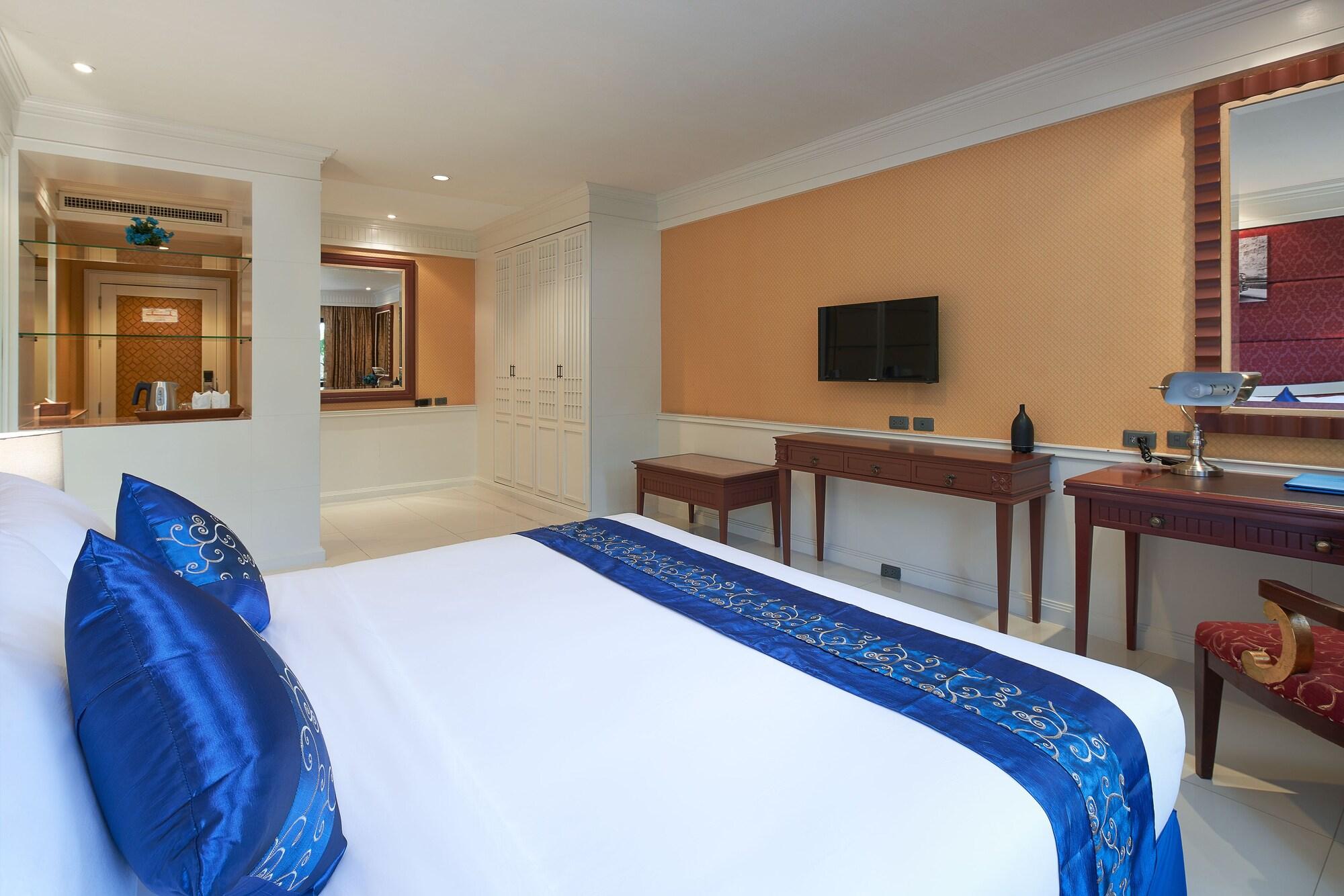 Floral - Dolphin Circle 4* Pattaya
