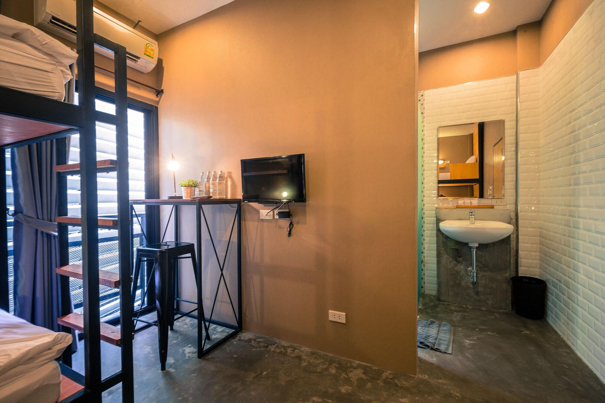 Srisuksant Square Hostel