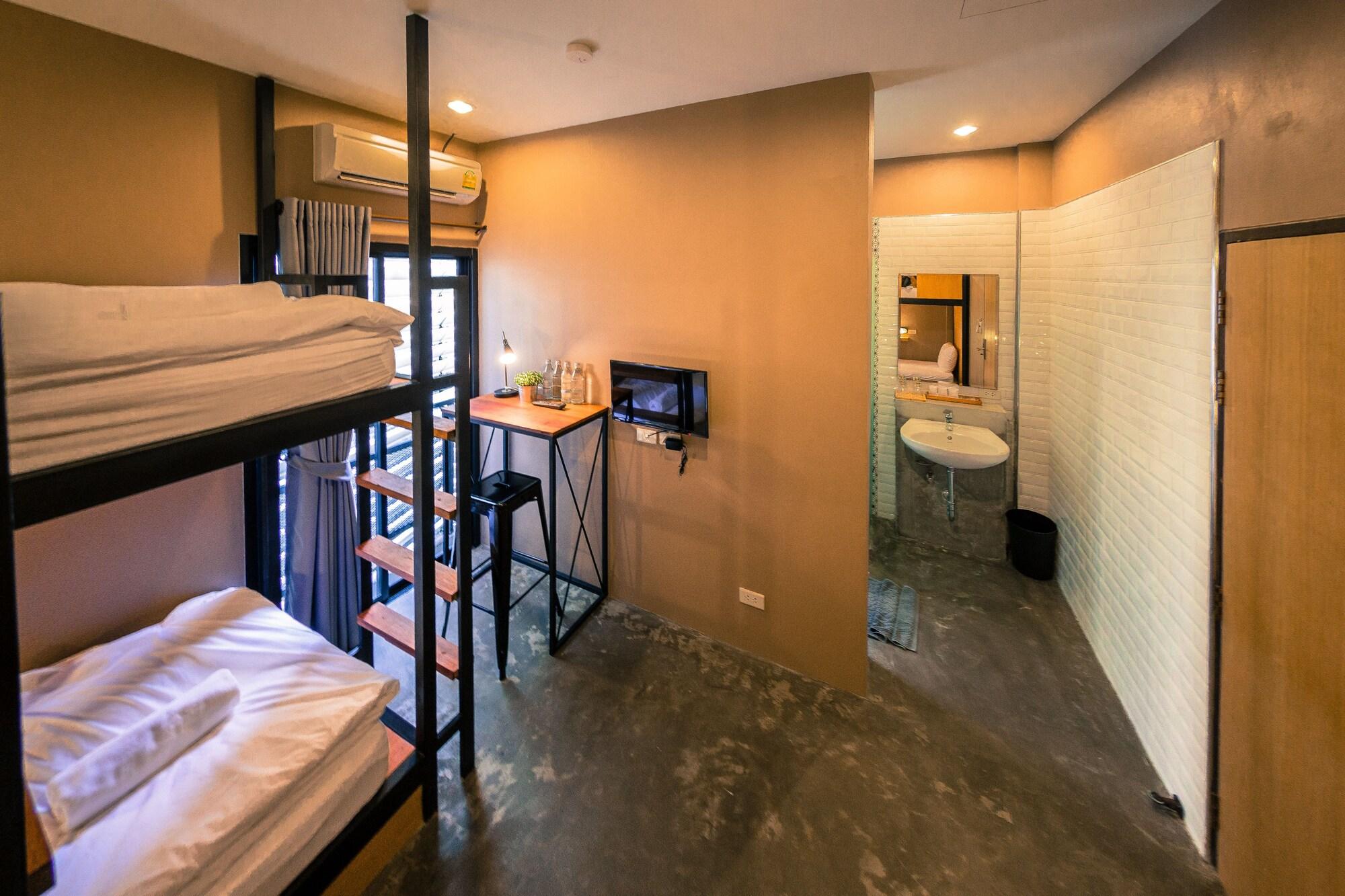 Srisuksant Square Hostel