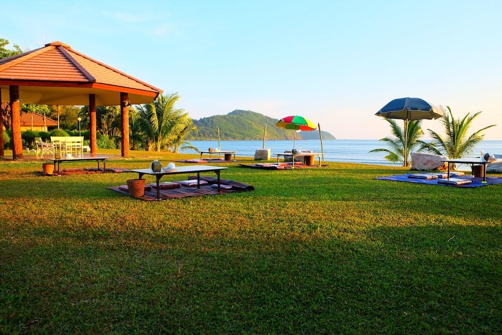 New Travel & Resort