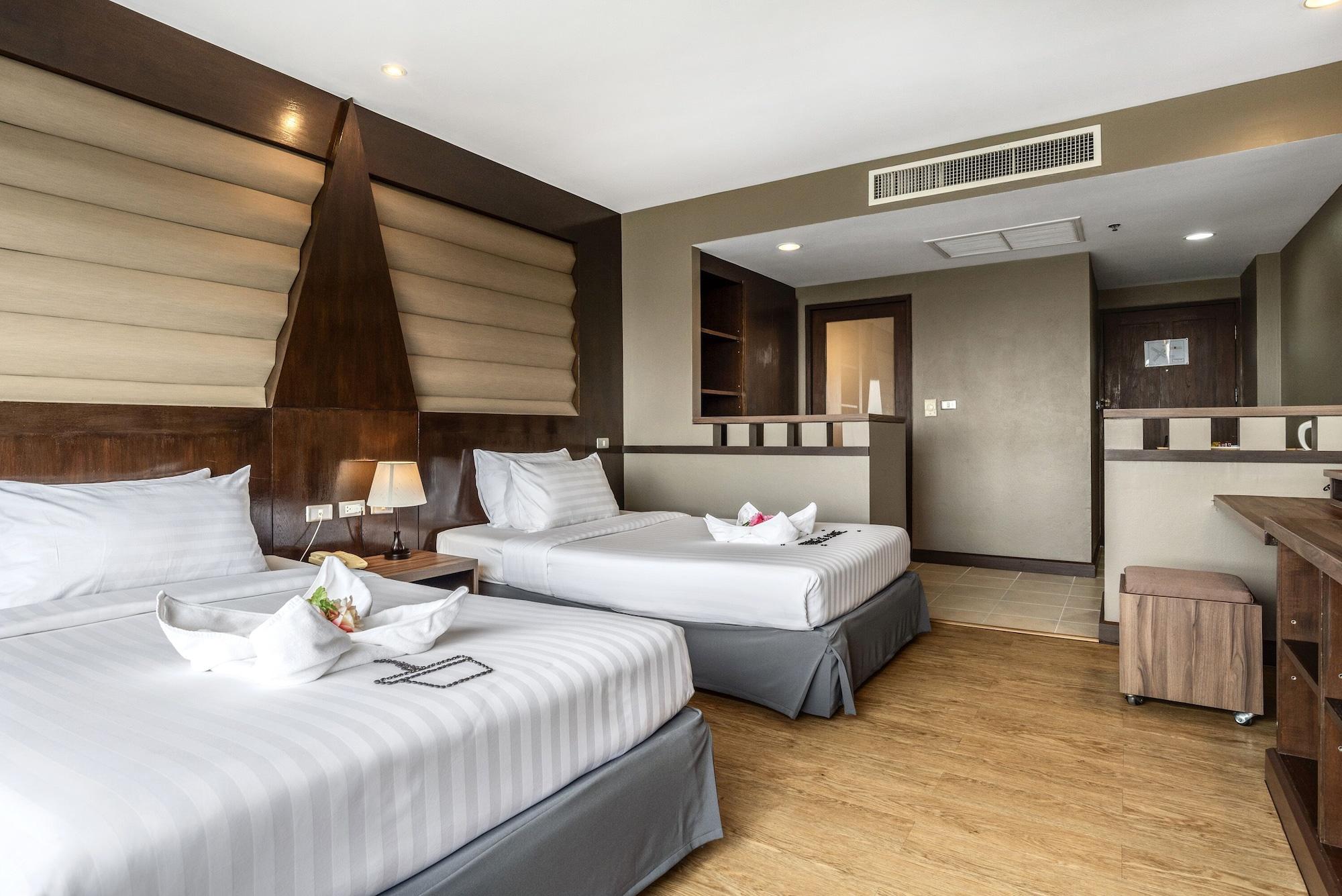 Hotel Woraburi & By The River