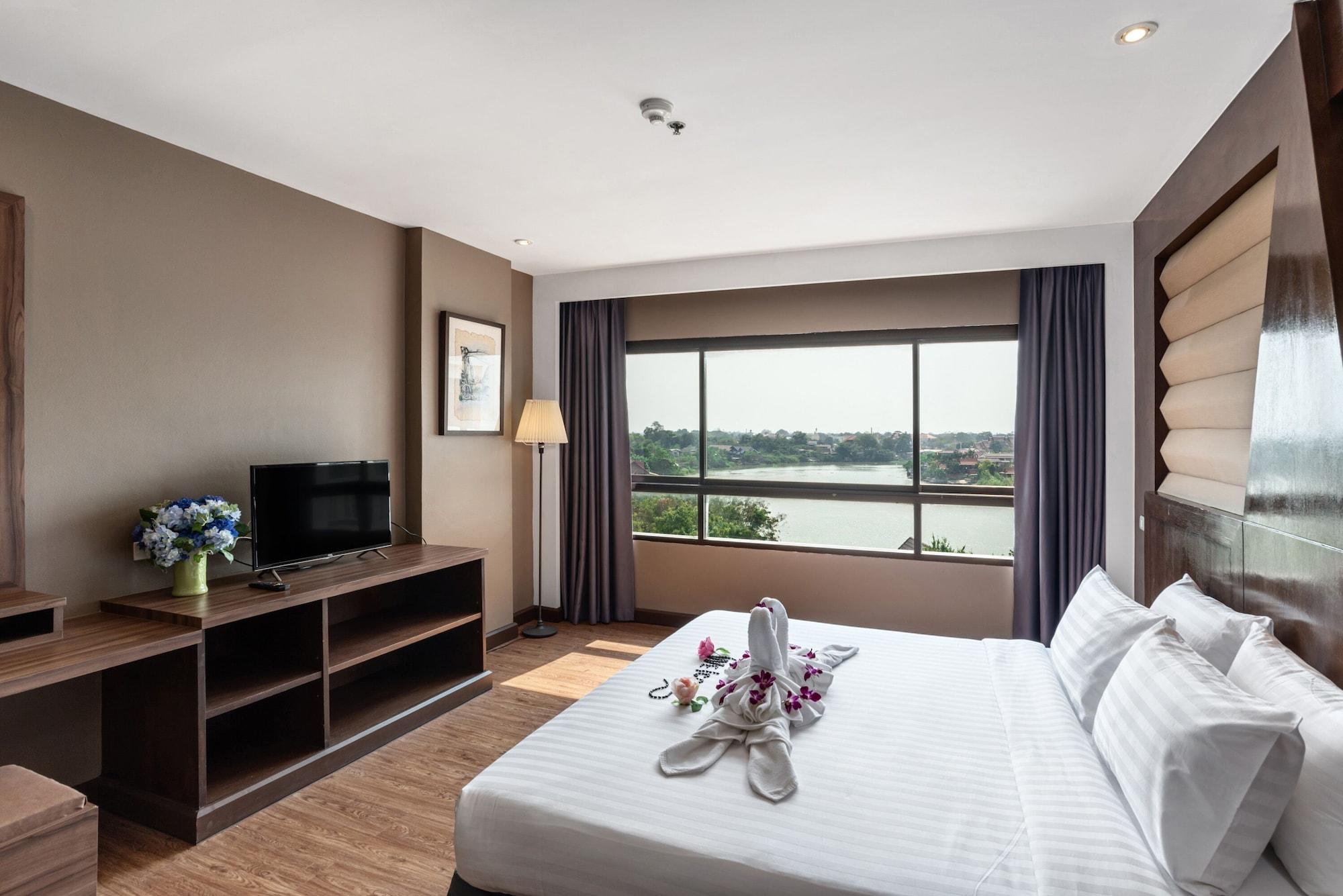 Hotel Woraburi & By The River 4*