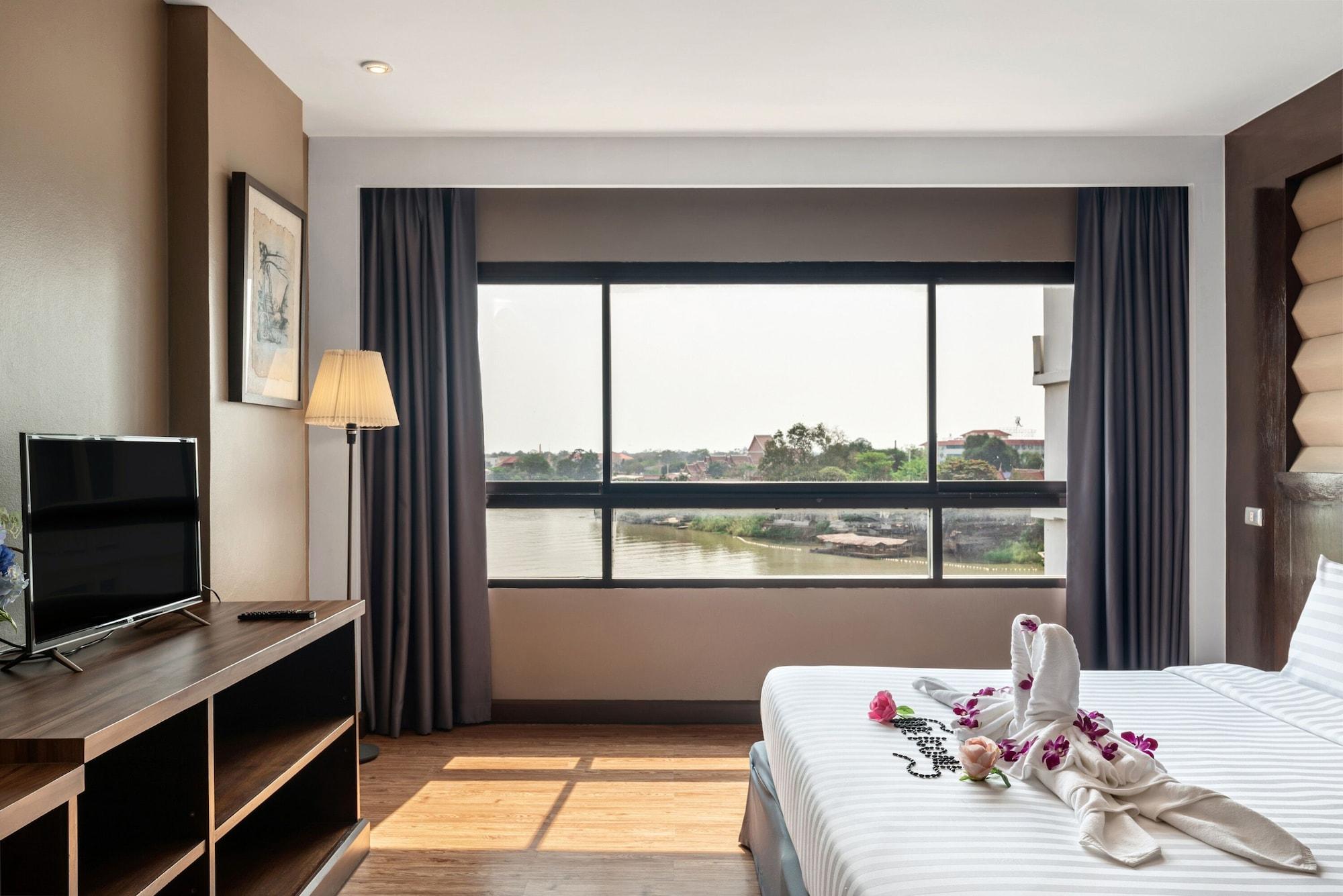 Hotel Woraburi & By The River 4*