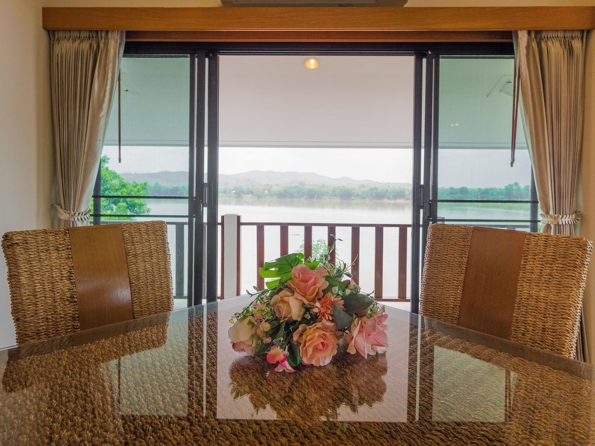Chiangkhan River Mountain Resort 4*