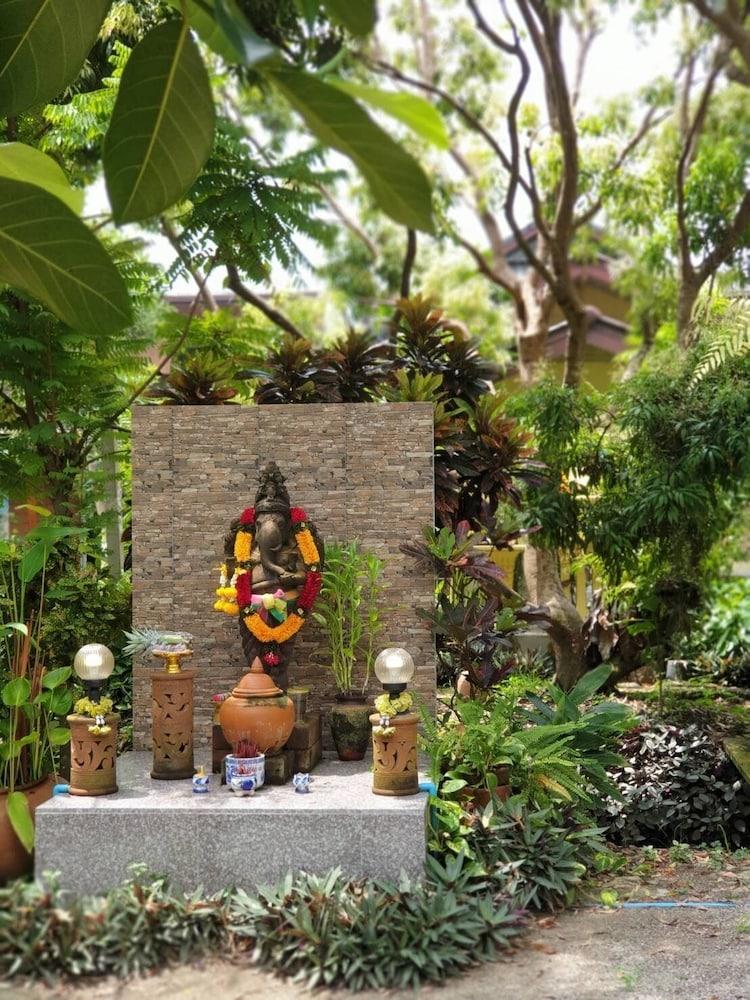 Resort Baan Suan Phidchamika 3*