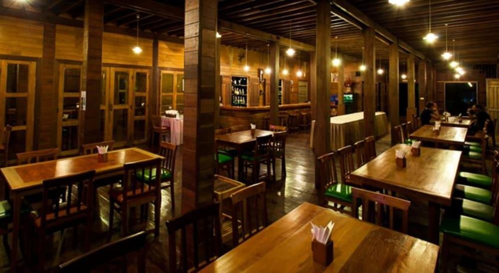 Riverhouse-the Teak House Resort Mae Sariang