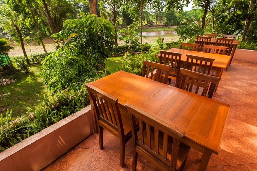 Riverhouse-the Teak House