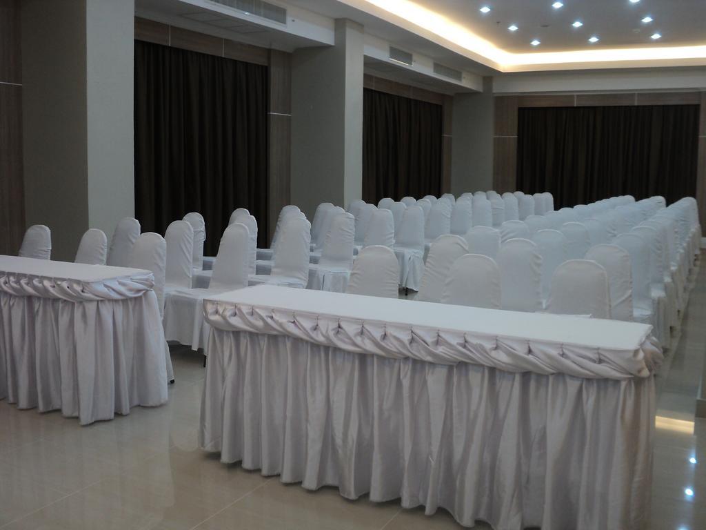 V8 Seaview Hotel
