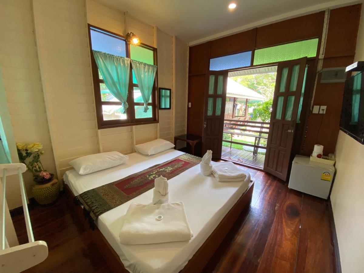 Resort บ้านกรนรา Baan Kornnara Amphawa