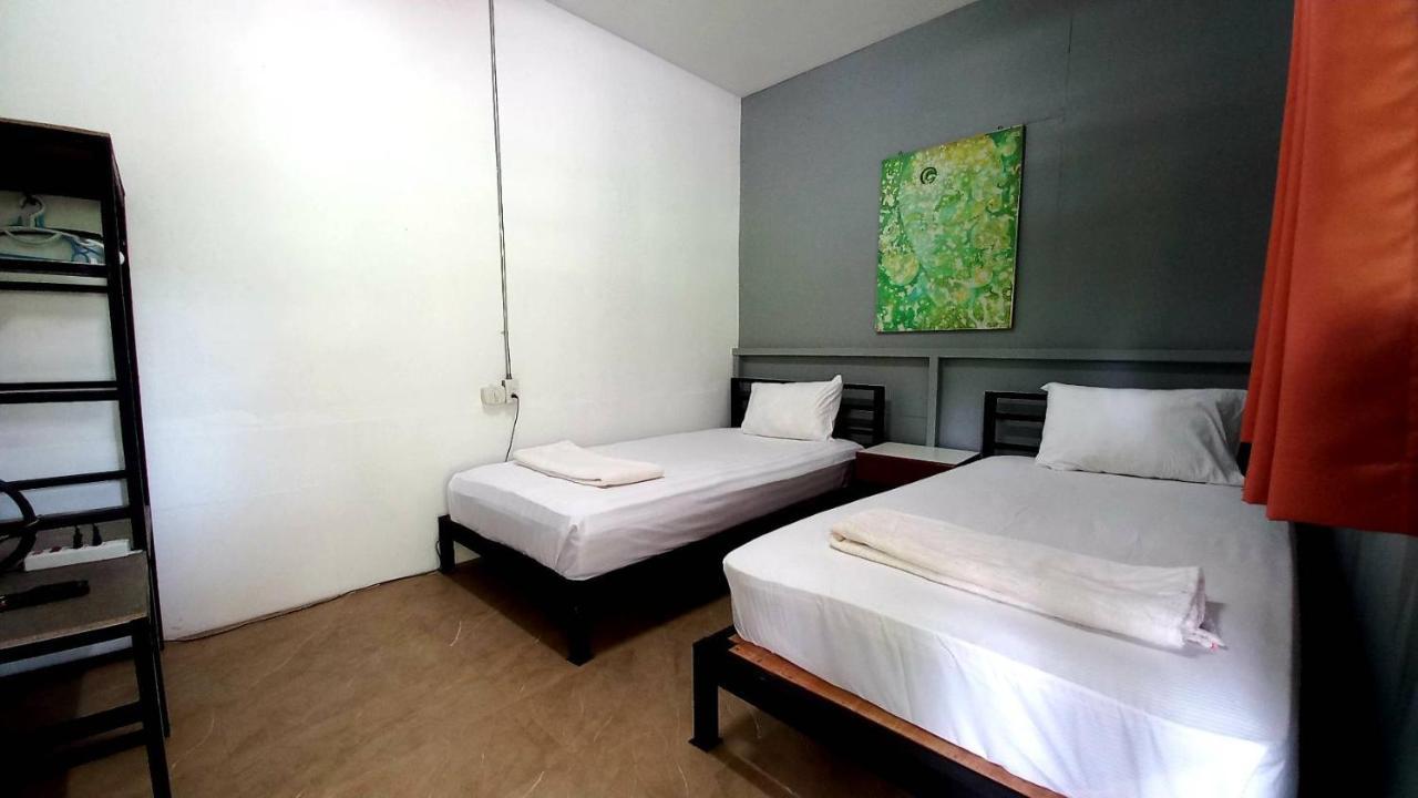 Albergue White Jail At *