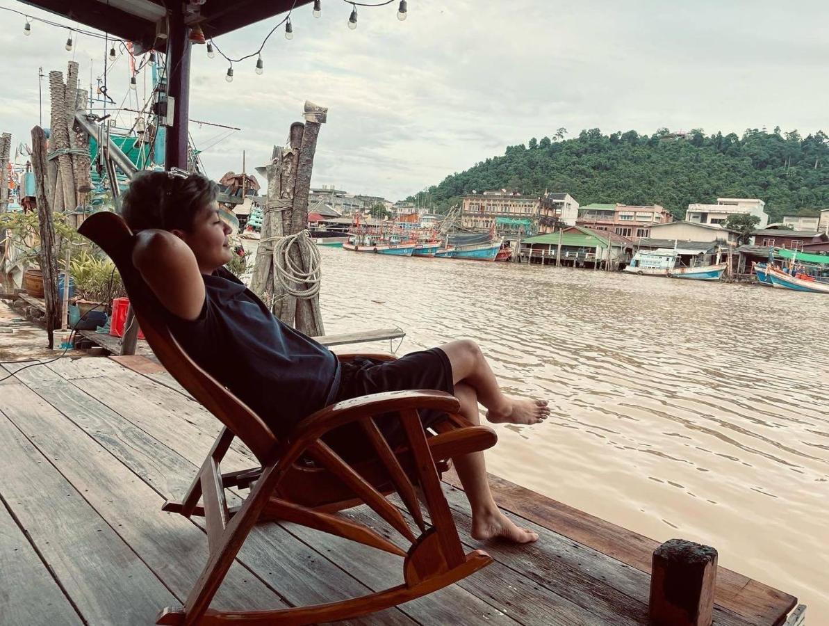 Rub Lom Chom Klong