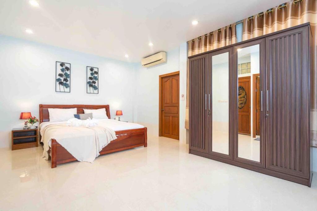Spacious 4 Bedroom Vacation *