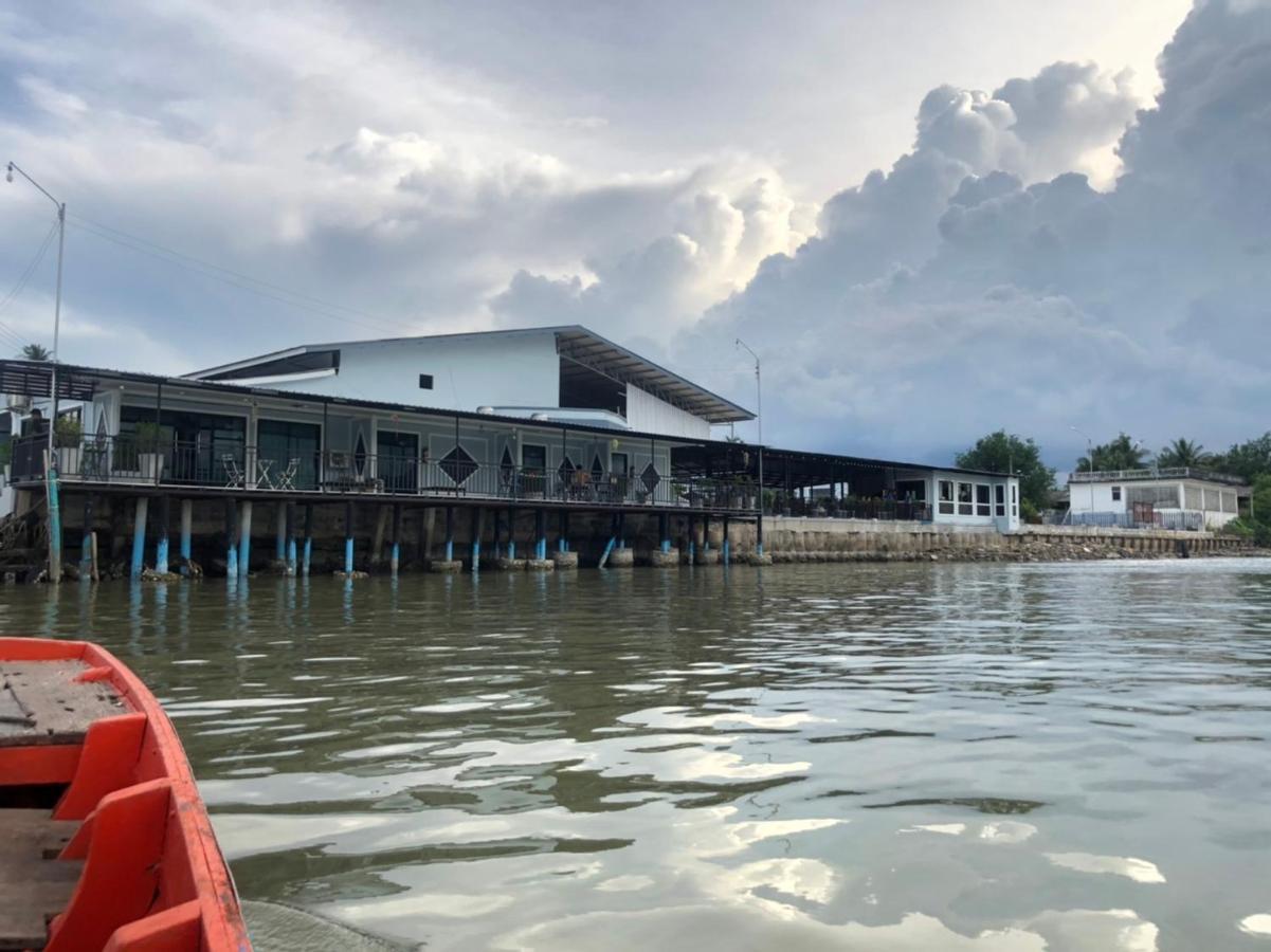 Chaiyai River Front 4*