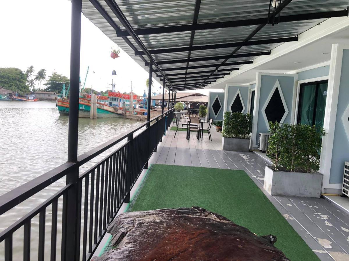Chaiyai River Front Hotel