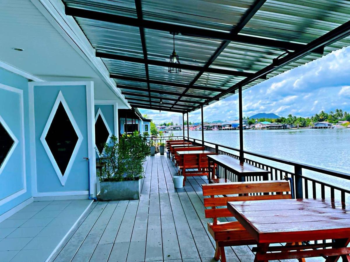Chaiyai River Front Hotel 4*