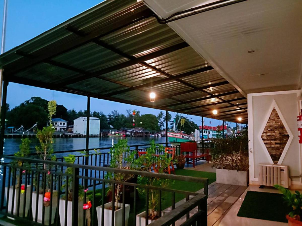 Chaiyai River Front 4*