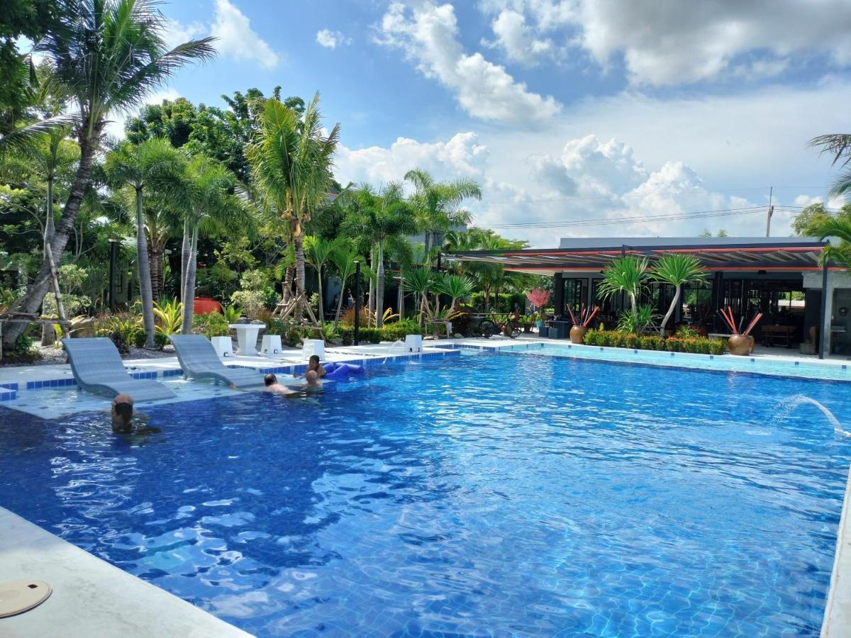 Resort Sunset And Bar *