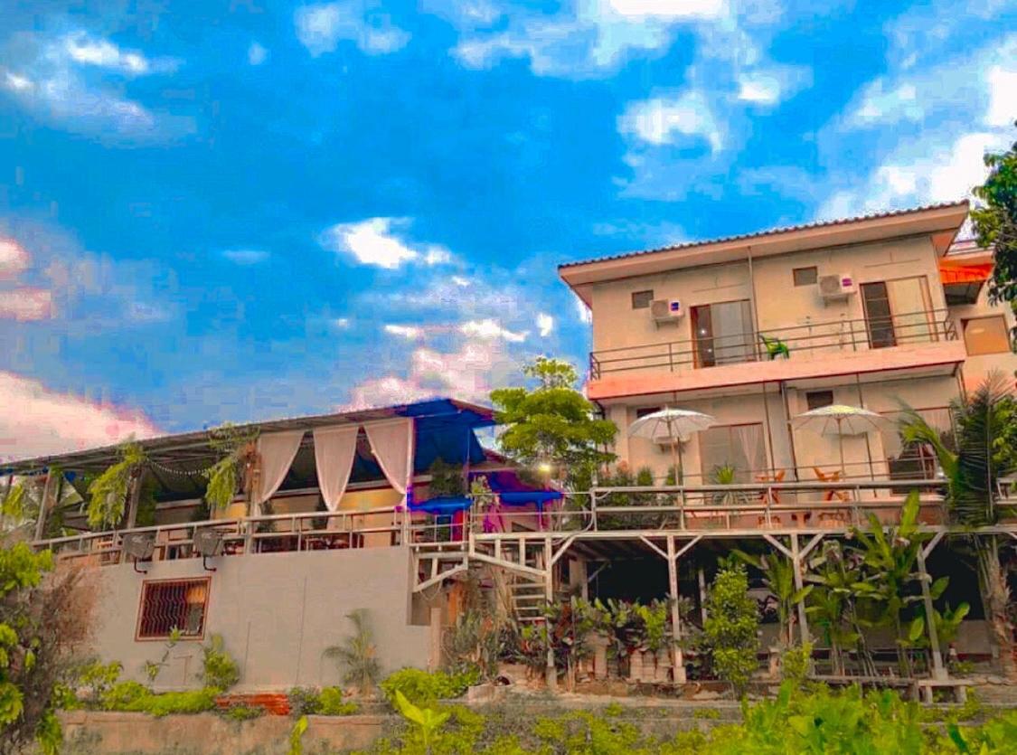 โรงแรมแสนดีเพลส เมาเท่นวิว Chom Thong