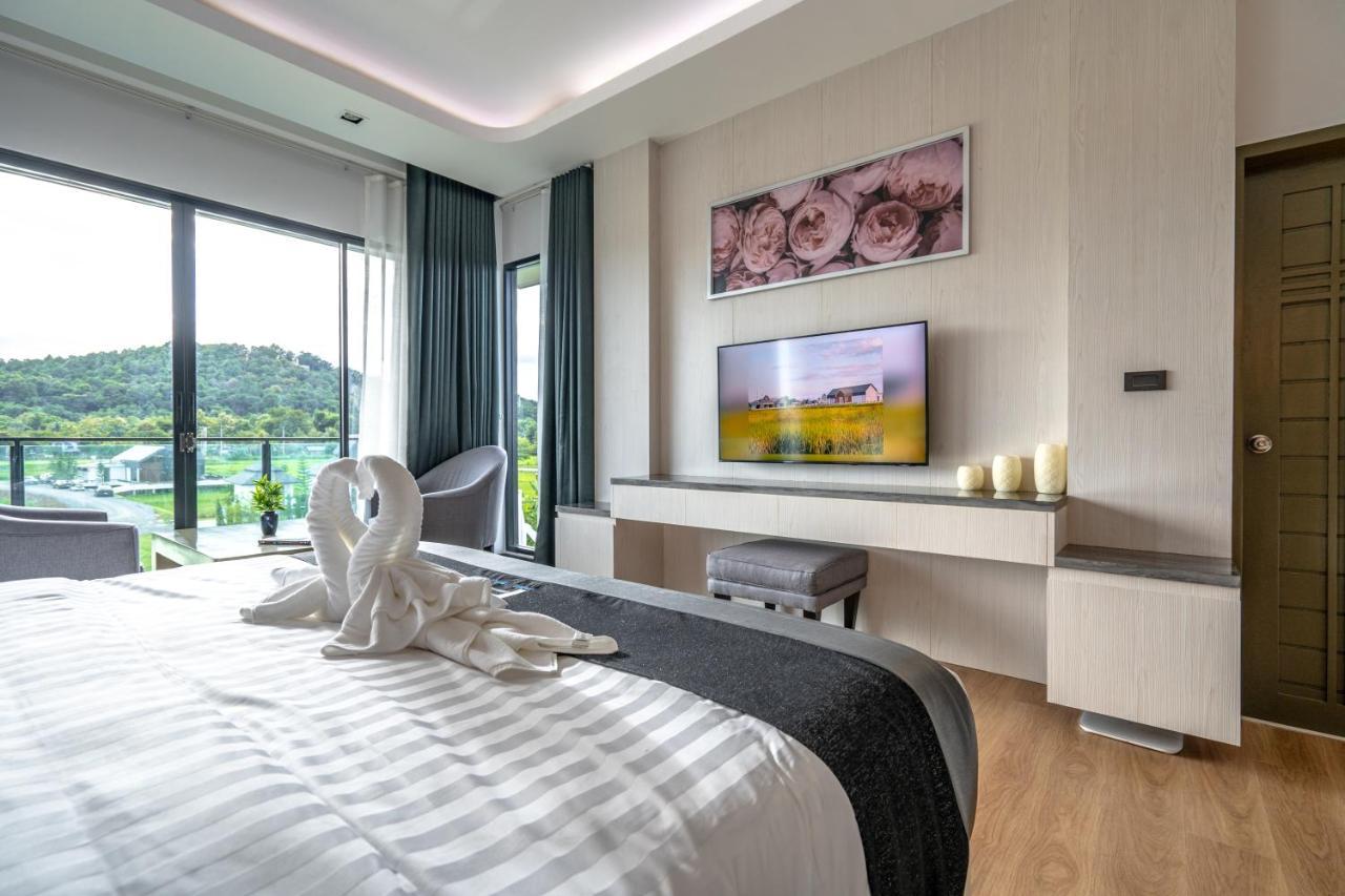 Pim Pool Hotel